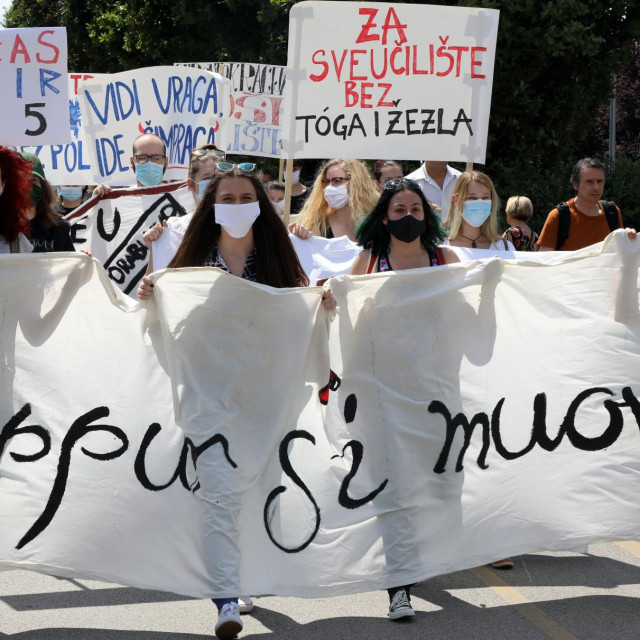 Profesori, studenti i zaposlenici Filozofskog fakulteta prosvjeduju zbog smjene dekanice Vesne Vlahović-Štetic