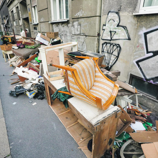 Stvari iz Trokutova stana pripremljene za odvoz krupnog otpada