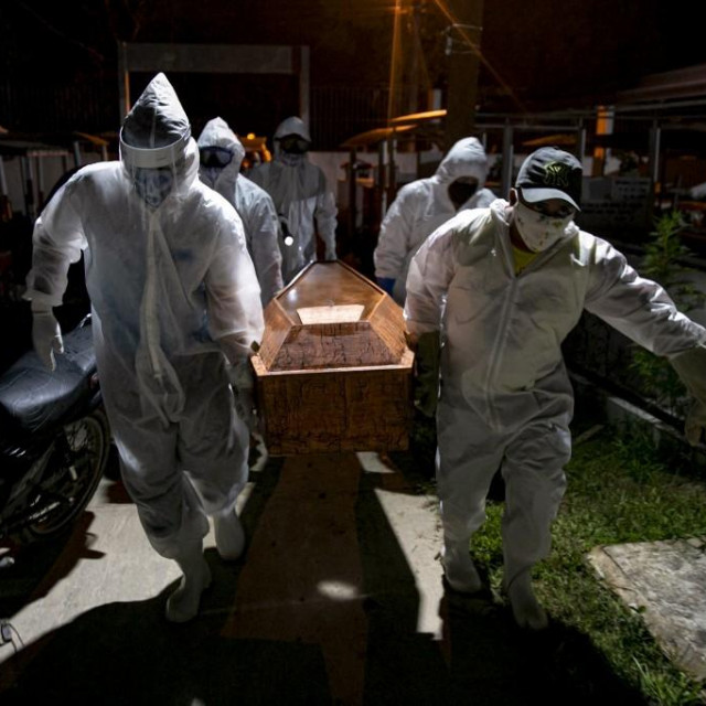 Pogrebnici u zaštitnoj opremi