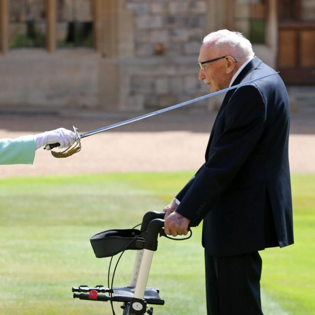 kraljica Elizabeta II. i Tom Moore