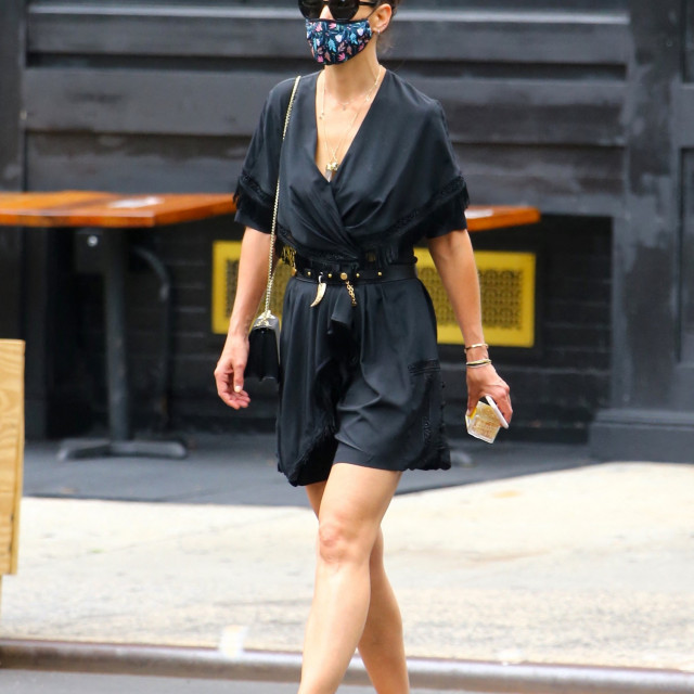 Katie Holmes kombinezon je začinila ponovno popularnim natikačama.