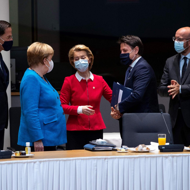 Mark Rutte, Angela Merkel, Ursula von der Leyen, Giuseppe Conte, Charles Michel i Emmanuel Macron