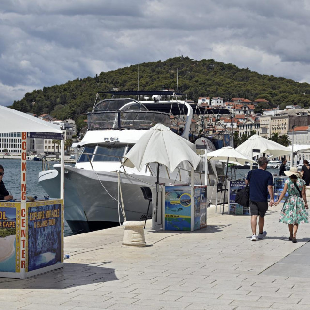 Split, 190720.
Splitska riva na koju se polako vracaju lokalni gradjani i turisti.
Na fotografiji: standovi na kojima se nude jednodnevni izleti i Fish piknici.