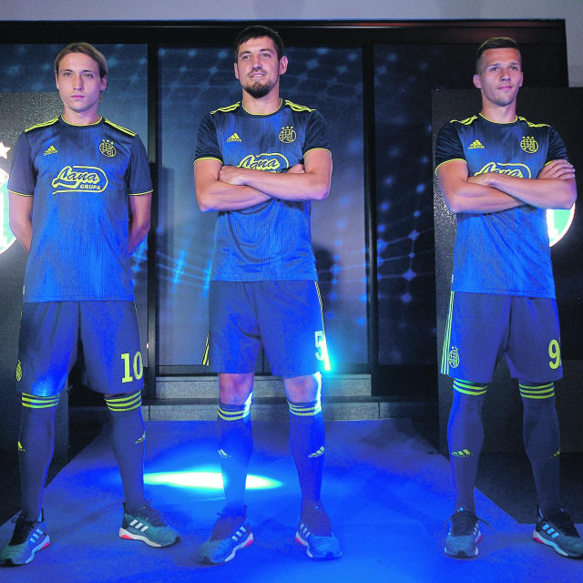 U ovim je dresovima Dinamo odigrao aktualnu sezonu. U petak će biti predstavljena nova garnitura...