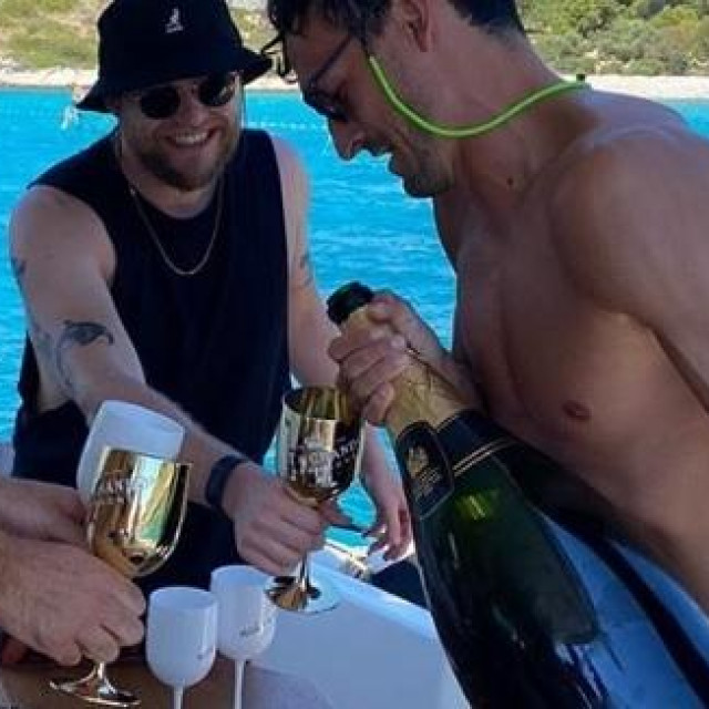 Ekipa na jahti odlično se zabavlja, a sve na račun braniča Borussije Dortmund...