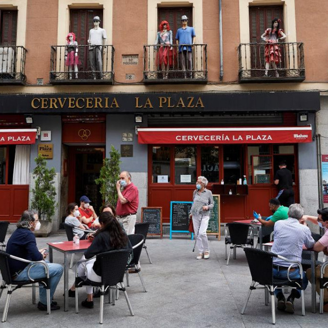 Mnogi Europljani pridržavaju se mjera socijalnog distanciranja i nošenja maski