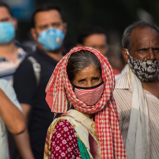 Stanovnici New Delhija čekaju javni prijevoz