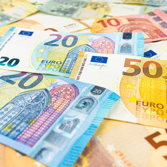 Euro dobiva prostor da postane konkurent dolaru