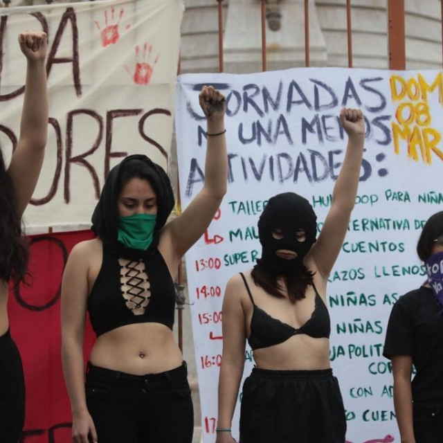 Žene tijekom nacionalnog prosvjeda protiv femicida za 8.mart