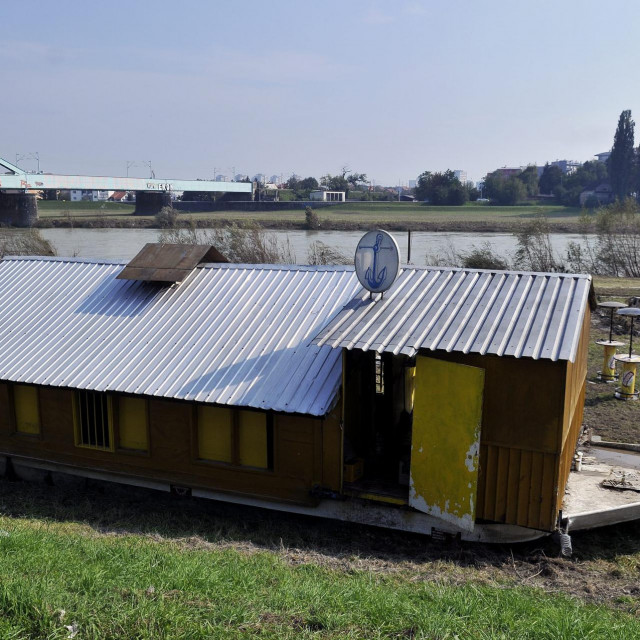 Zagreb, 240910. Brod na obali Save, inace znan kao klub Sidro, za vrijeme nedavnih kisa i nabujale Save, potpuno je bio potopljen. Kako se Sava povukla, zaposlenici su krenuli obnavljati osteceno.