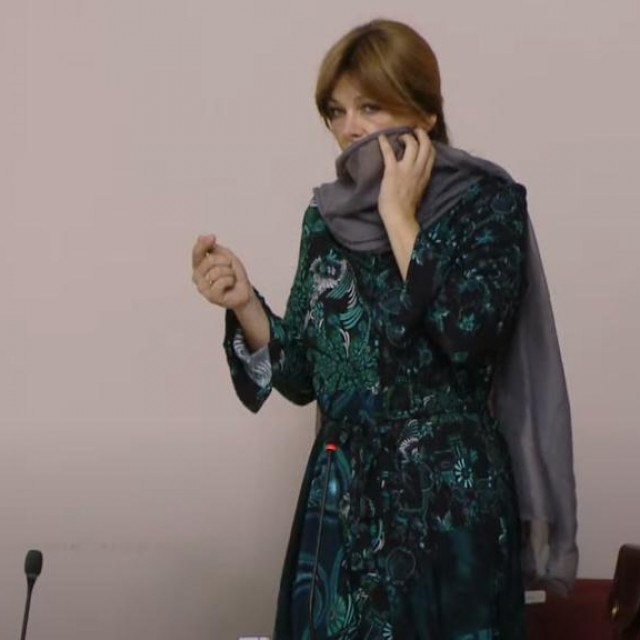 Karolina Vidović Krišto s maramom preko lica