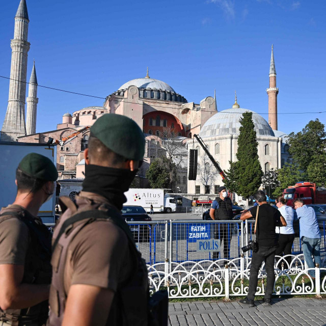 Pripreme za prvu misu u Aja Sofiji. Patrolirati će i snage sigurnosti.