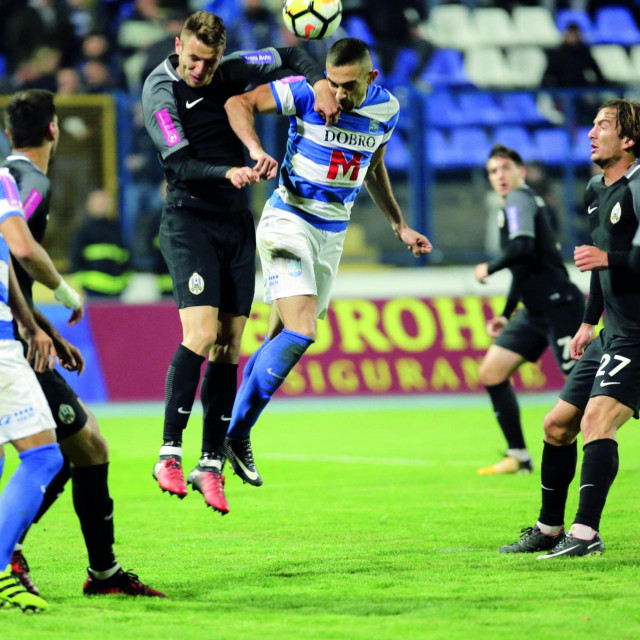 Osijek, 281017. Stadion Gradski vrt. Utakmica 14. kola 1. HNL, NK Osijek - NK Lokomotiva. Na fotografiji: Eros Grezda, Lovro Majer.