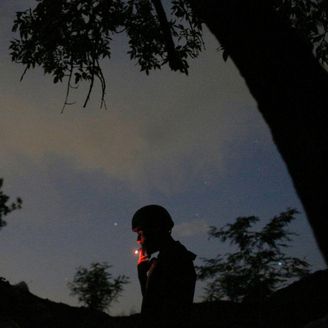 Ukrajinski vojnik pali cigaretu na fronti nedaleko od Gorlivke u Donjecku