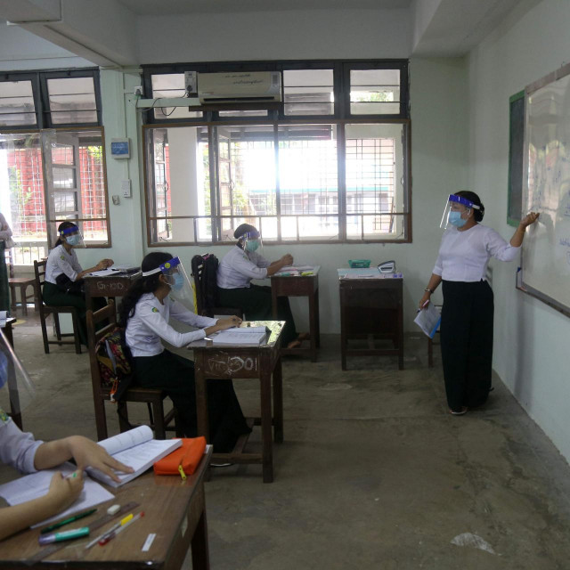 Učenici i profesori moraju nositi vizire i maske tijekom nastave u Kini, 21. srpanj 2020.