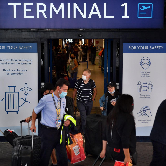 Putnici u zračnoj luci Manchester nakon što je London uveo karantenu za dolaske iz Španolske, 27. srpanj 2020.