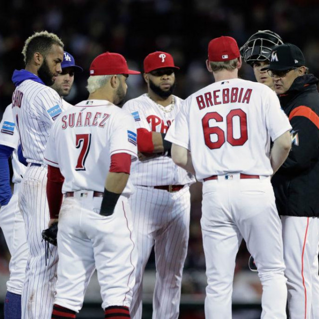 Trener Don Mattingly razgovara s Johnom Brebbiom