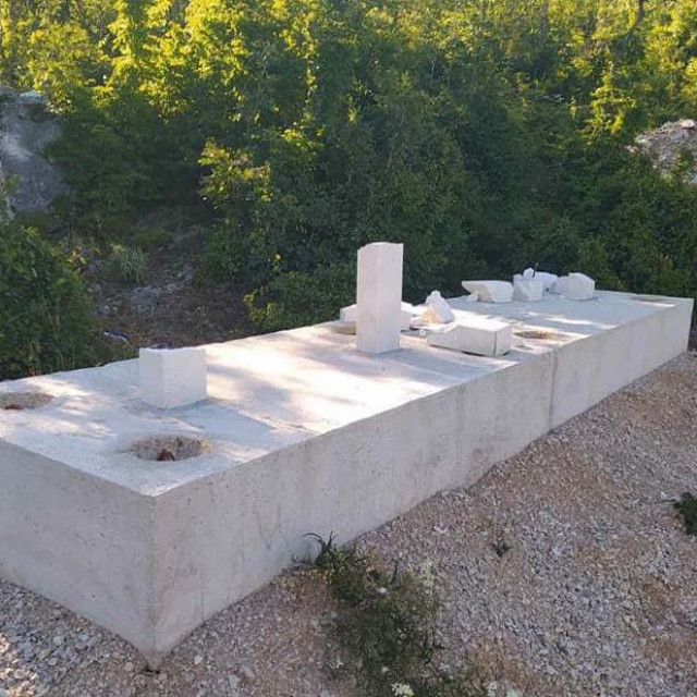 Uništen spomenik
