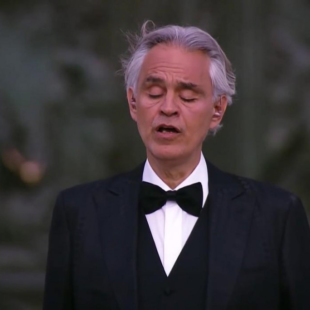 Andrea Bocelli na koncertu ispred milanske katedrale