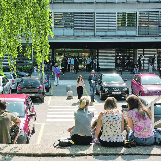 Studenti ispred Filozofskog fakulteta u Zagrebu.