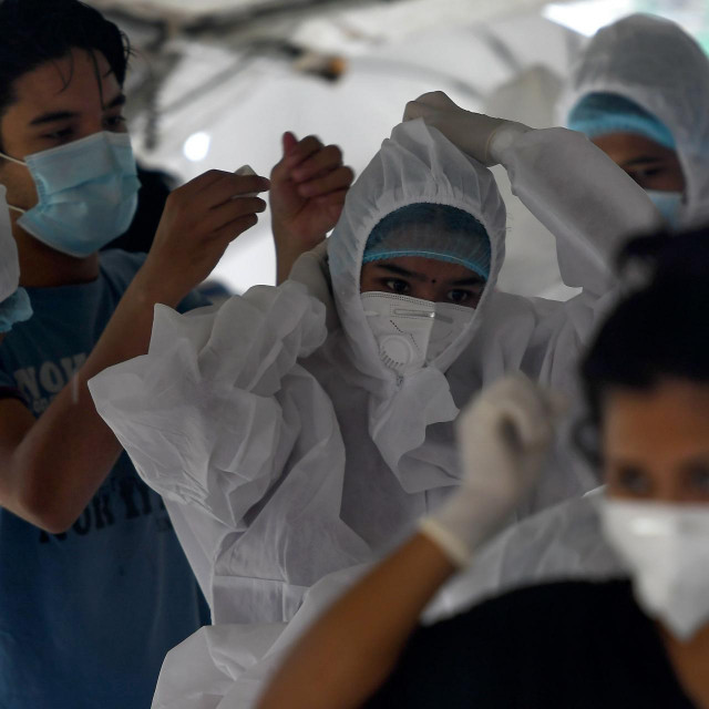 Zdravstveni radnici spremaju se uzeti uzorke za testiranje Covida-19 u Kathmanduu