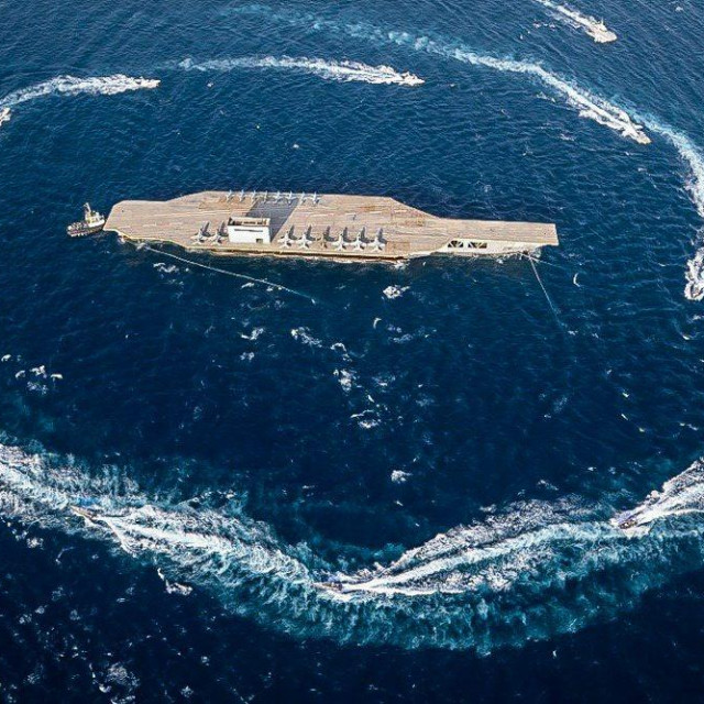 Iranska revolucionarna garda (IRGC) je objavila fotografiju na kojoj se vidi model američkog nosača zrakoplova kojim se služila tijekom vojne vježbe u Hormuškom tjesnacu. Vježba je nazvana prorok Muhamed 14. 