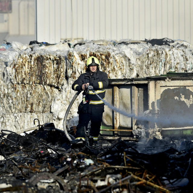 Požar u reciklažnom dvoristu na TTTS-u u Splitu