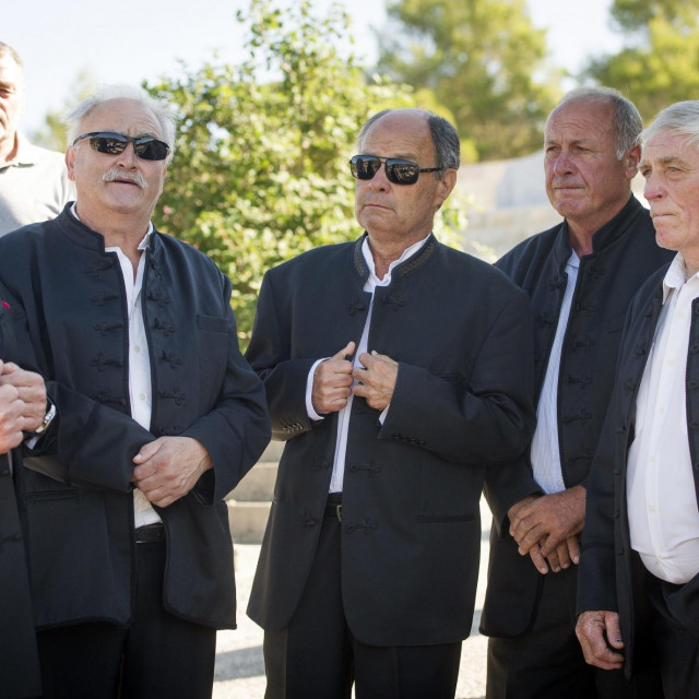 Polaganje vijenaca na grob Olivera Dragojevića na drugu godišnjicu smrti