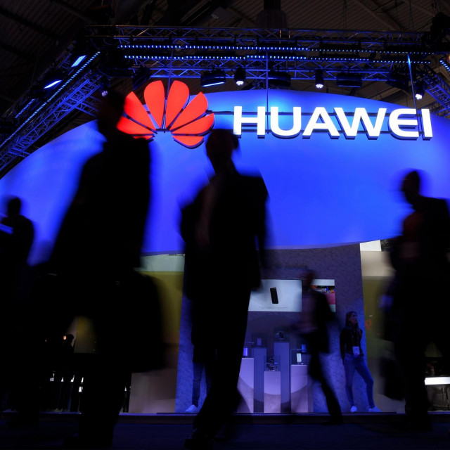 Arhivska fotografija sa Svjetskog mobilnog kongresa u Barceloni iz 2017. godine na kojoj se vidi Huaweijev štand
