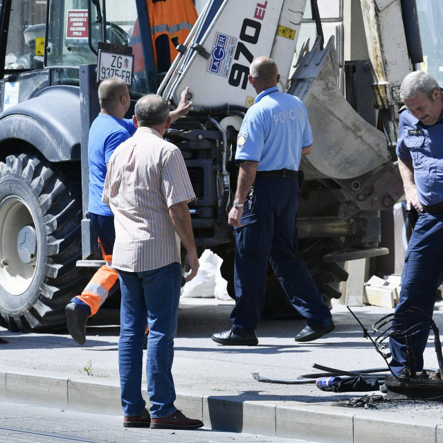Bager, tj. rovokopač je udario u rasvjetni stup i srušio ga ispred zgrade na adresi Trg Kralja Tomislava 20