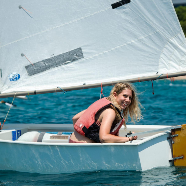 Članica posade broda Nauticke patrole Ana Brenčić pokušala je jedriti u klasi optimist