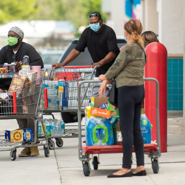 Stanovnici Floride kupuju namirnice pred dolazak uragana