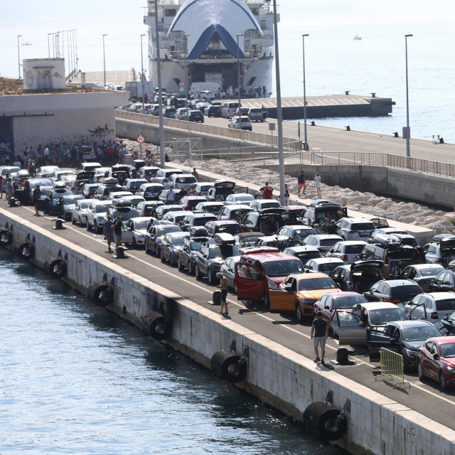 Gužva u splitskoj trajektnoj luci