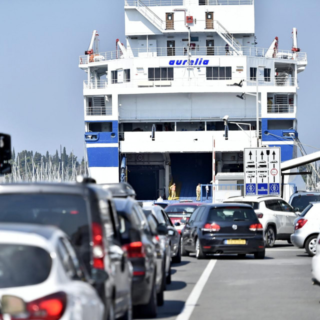 Pojačani promet u trajektnoj luci