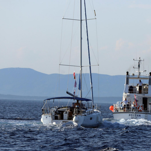 Jedrilica Capella (lijevo)