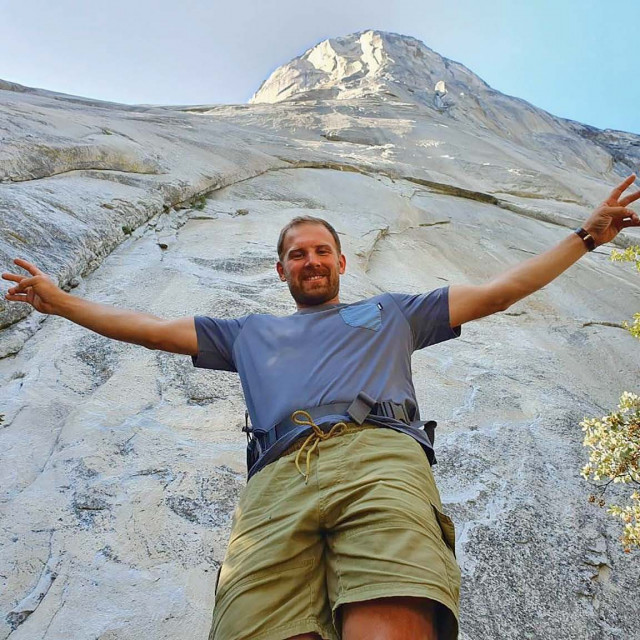 Skijaš u podnožju 914 metara visoke stijene El Capitan