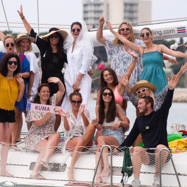 Buduća mladenka, Tonika, povela je 12 djeveruša na djevojačku zabavu brodom po Kornatima