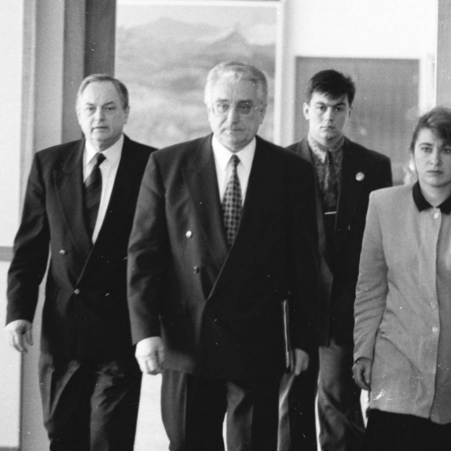 Vesna Škare Ožbolt (desno) i Hrvoje Šarinić (lijevo) u pratnji Franje Tuđmana