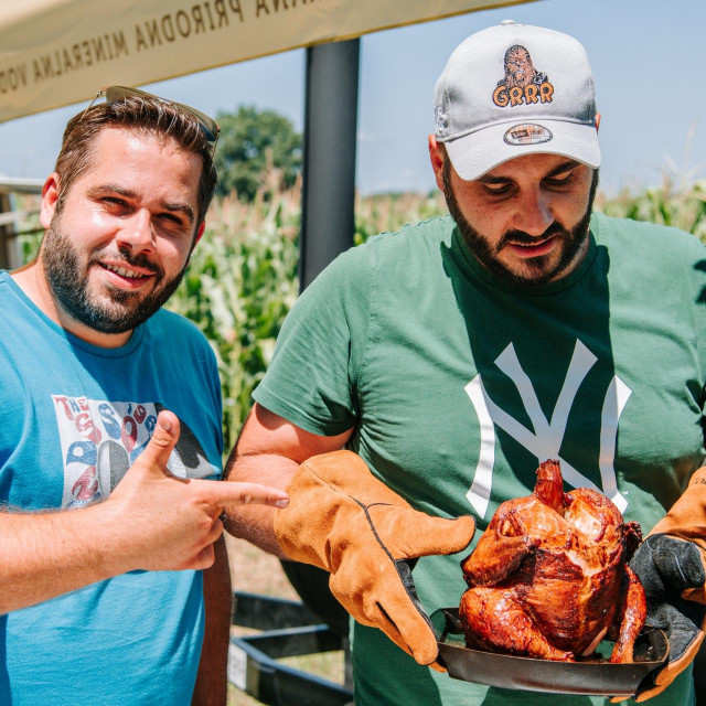 Marin (desno) je naš prvi moderni koktel-majstor i vlasnik i osnivač Nekić Barology Cocktail studija, a Josip je njegov mlađi brat koji stoji iza jednog od prvih i najboljih burgera u gradu, Papa's American bara na Tuškancu
