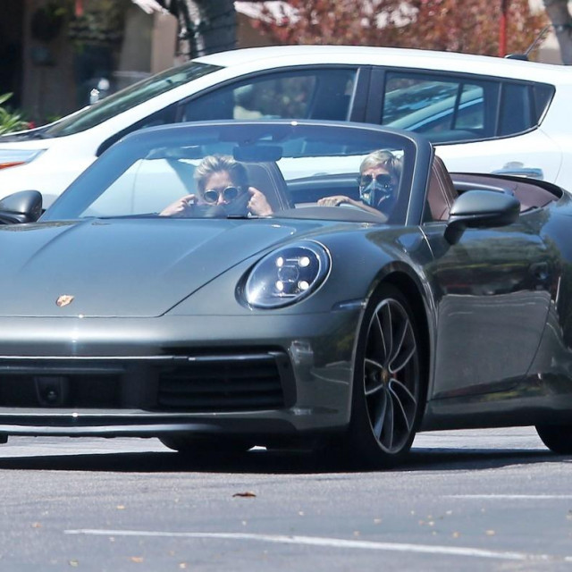 Ellen DeGeneres i Portia DeRossi snimljene prošlog mjeseca u blizini njihova doma u Santa Barbari
