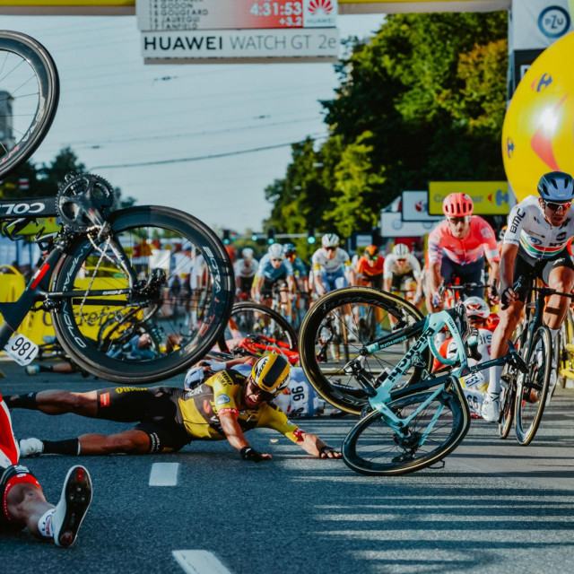 Dylan Groenewegen (na cesti, u sredini)  glavni je krivac za tešku nesreću