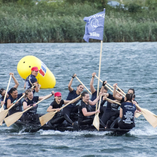 Na maratonu neretvanskih lađarica, koji se vozi od Metkovića do Opuzena u dužini od 10 km, nastupilo je 10 ženskih posada