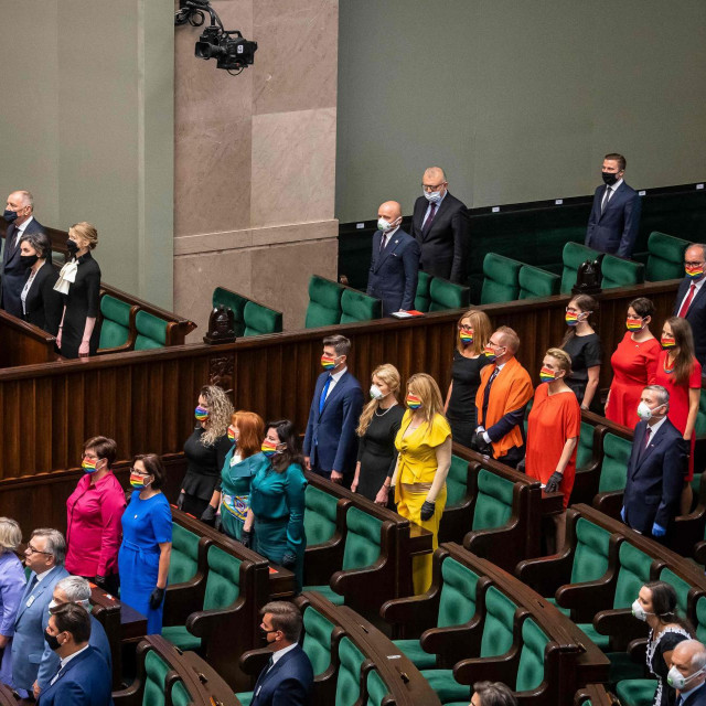 Duda stoji pored svoje supruge Agate, dok su nasuprot njih lijevi zastupnici obučeni u dugine boje tijekom ceremonije prisege