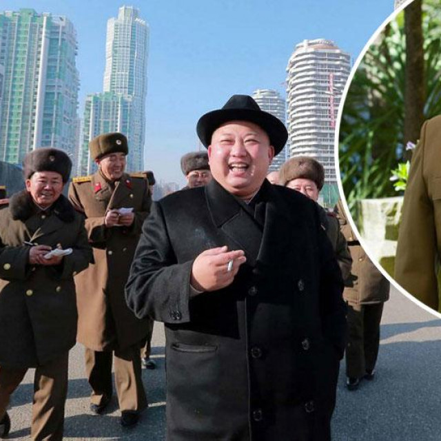 Kim Jong-un (u sredini), Alejandro Cao of Benos (u krugu)