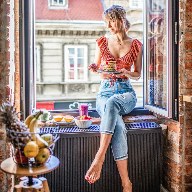 na-prozoru-u-hlačama-