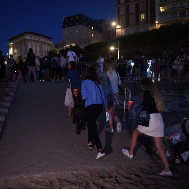 Noćni provod u Biarritzu