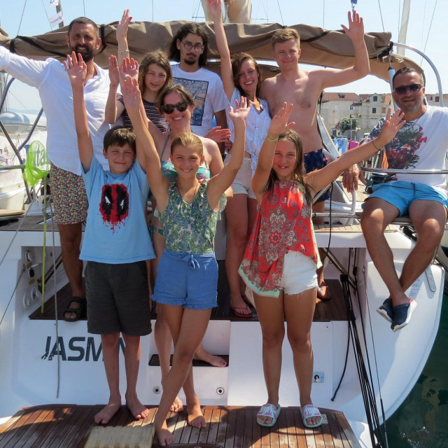 Marcin i supruga Ewa sa sobom su na prvo jedrenje u životu poveli čitavu obitelj. Najmlađi je jedanaestogodišnji Szymon, slijede Klara (12), Helena (13) i Ernest (18), a tu je i Bartekova 12-godišnja Justyna