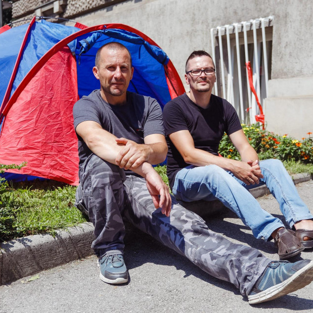 Roberto Mateš i Ivan Pokupec ispred dječje bolnice u Klaićevoj ulici u Zagrebu
 