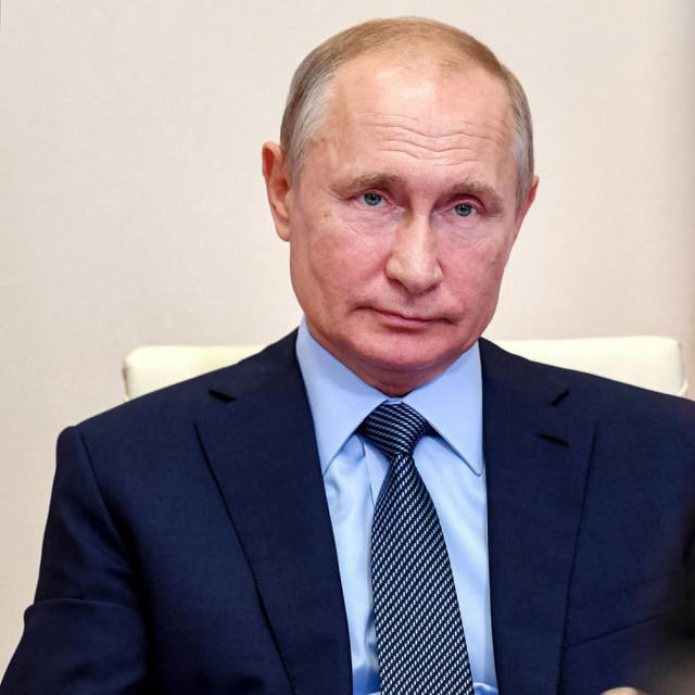 Vladimir Putin; u krugu: cijepljenje (ilustracija)