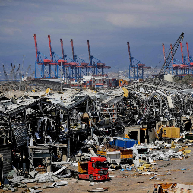 Uništena luka u Bejrutu